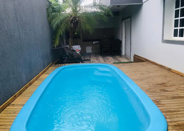 Pousada Cantinho da Kel suítes para 2,3 e 4 pessoas , 600 metros da praia de Bombinhas